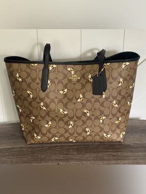 Coach City Tote in Signature Canvas with Bee 🐝 Print